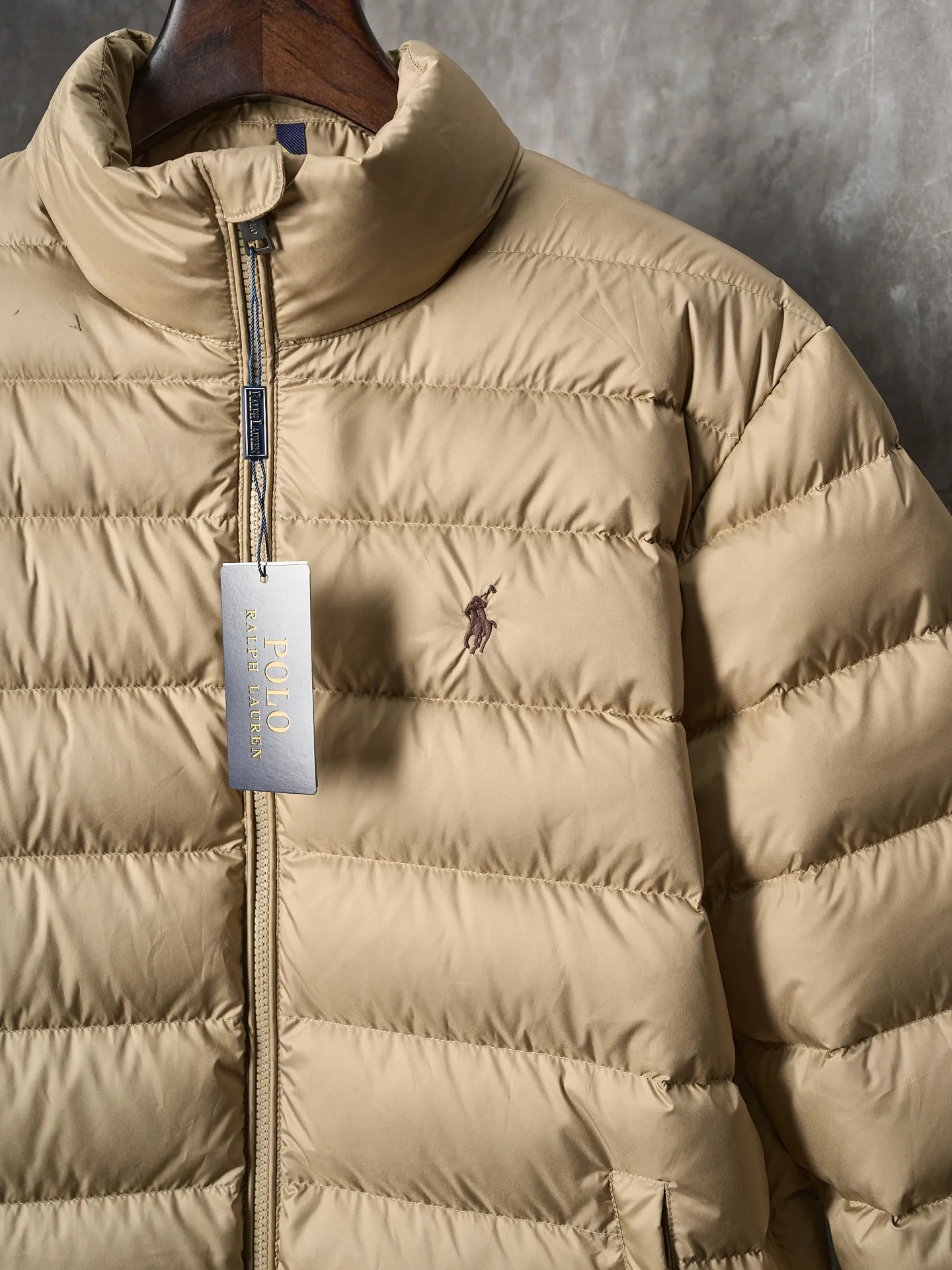 P900 Actual hanging auction】Ralph Lauren/Ralph Lauren pony logo embroidered ribs lightweight down jacket [Ready stock] S M L XL high-quality filling: 90 white duck down is selected, weighing 260g, ensuring excellent thermal insulation performance. After strict screening and processing, the velvet is not easy to drill, ensuring durability. The nylon fabric has good windproof and waterproof properties, which can effectively block the intrusion of wind and rain from the outside. It keeps the interior dry and is suitable for wearing in humid or rainy environments.  The red label on the chest is made with an imported MECLO embroidery machine. The original pattern is scanned first, and then high-quality silk thread is used to make a pattern. The density effect is adjusted by continuous pattern making.  Exquisite details: the zipper design is simple and elegant, easy to operate; the closing design of the cuffs and hem effectively prevents the intrusion of cold wind, improving the warmth and comfort of wearing.  All the hangtags, wash marks, air holes, and four-button buttons are all custom-made using original one-to-one molds.